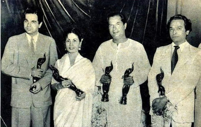 Meena Kumari During Filmfare Award